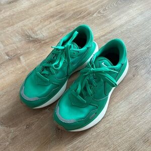 Vintage all green Nike sneakers never worn!